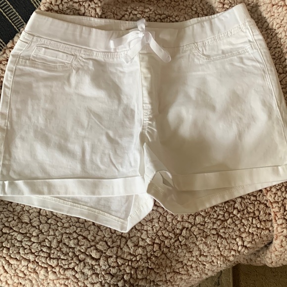 lei Pants - White lei shorts ⭐️